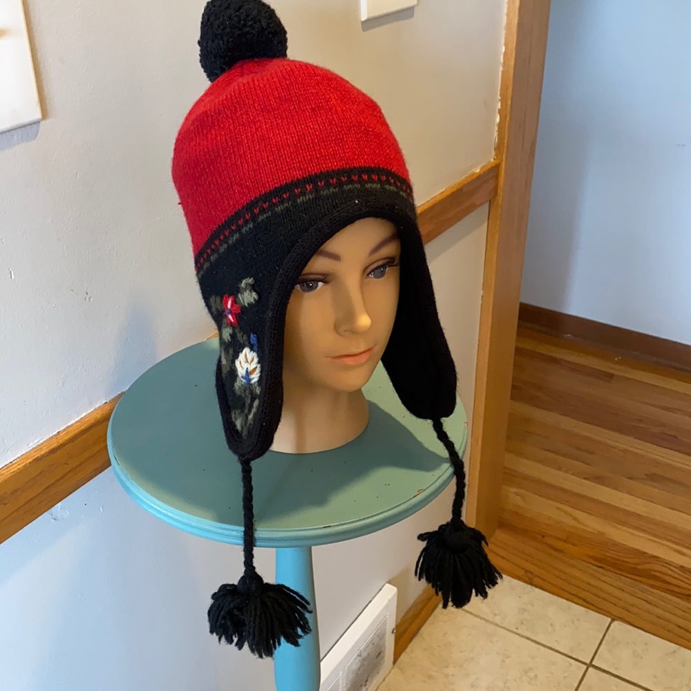 Vintage embroidered hat w wool/polyester stretchy